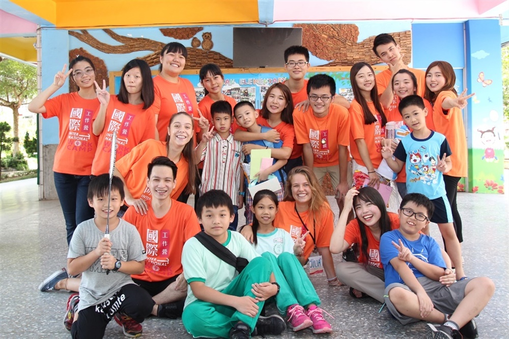 來台服務的國際志工與台灣志工攜手社區營造，一併促成多方提升英語溝通意識。（照片提供／台中市政府）