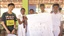 黃聖堯（左一）勤於參加課外活動，高二自發前往斯里蘭卡擔任志工，教授學生描繪日常生活的海報。（照片提供／黃聖堯）