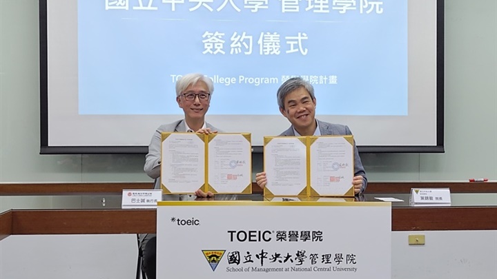 忠欣公司執行長巴士誠（左）與中央大學管理學院院長葉錦徽（右）共同簽署合作備忘錄，攜手培育具備國際溝通力的頂尖管理人才。