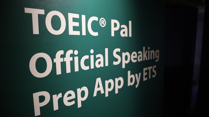 TOEIC Pal App內建TOEIC全真測驗與商務情境，助學習者隨時隨地強化口語表達。（圖／忠欣公司提供）