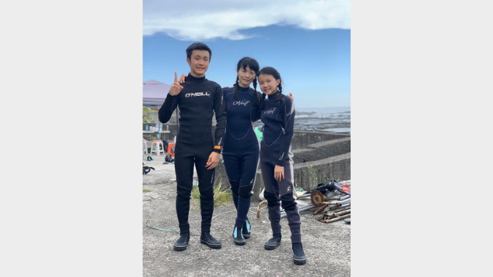 何桂禎(中)跟孩子出國旅行、潛水,從生活中學習英文,並透過英文測驗結果來了解孩子的英文程度。