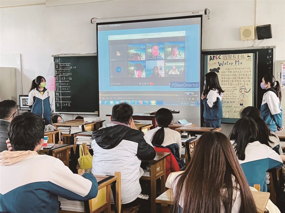 義民高中學生透過視訊以全英語向菲律賓、印度、越南等國際夥伴 學校發表專題成果。
