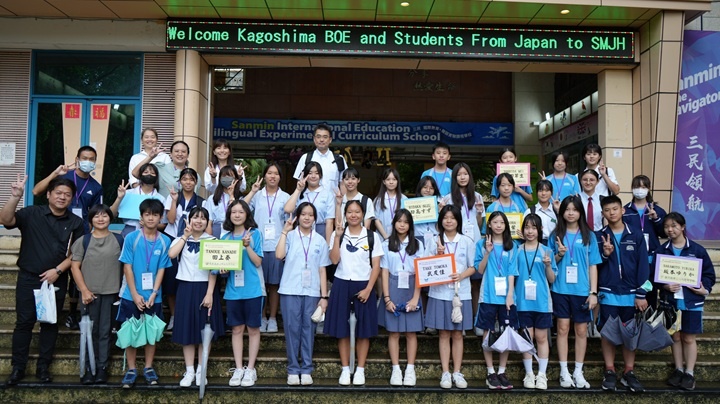 日本鹿兒島BOE學校師生參訪三民國中，學生用流利英語相互交流，溝通無國界。（照片提供／三民國中）