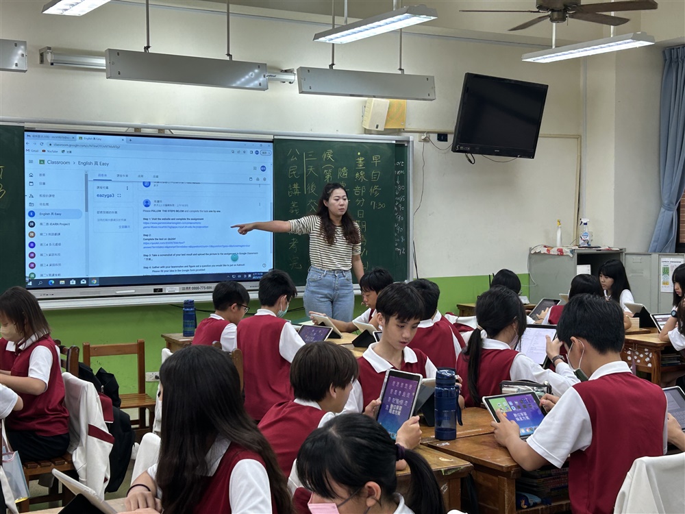 明誠中學於英語課堂導入主題式學習與小組討論，培養學生語言表達與思辨能力。