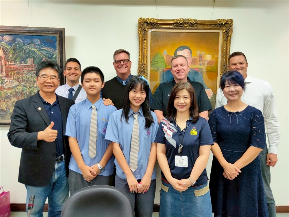 美國鹽湖城校長團參訪慧燈中學，林恩齊（前排中）負責接待校長及翻譯任務。前排左一為校長游文聰、右二為主任張筱屏。
