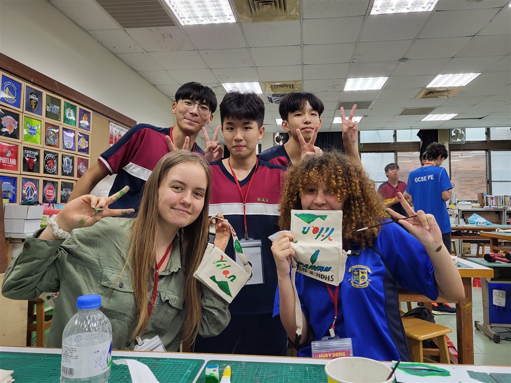 英國倫敦Christ College Finchley學生至慧燈中學進行交流，李育帆（後排左一）以流利英語向外國學生介紹台灣。