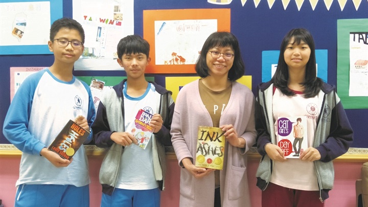 英語教師石芸熙（右二）上課重視學生的自主學習能力，常與學生互動。