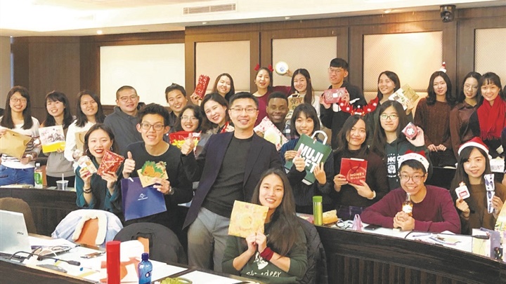 政大商管學程以創新思維方式帶領外語專長學生學習商管技能。（照片提供／胡家榮）