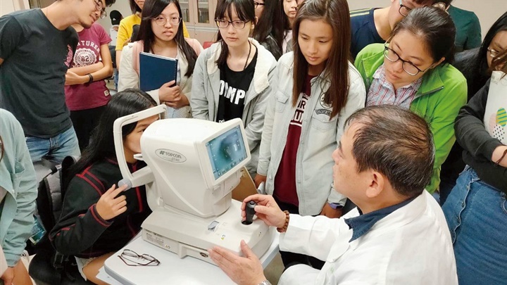 陽明大學醫工系學生必修臨床工程實務課程，從中了解臨床需求。（照片提供／陽明大學生物醫學工程學系）