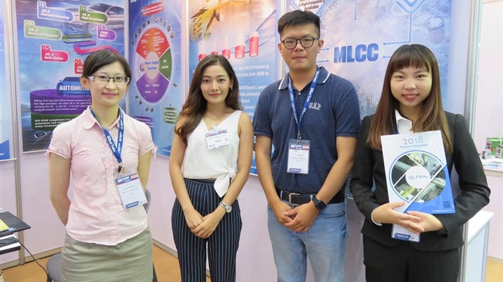 莊子萱（右一）就讀科大期間以實習生身分，隨台灣區電機電子工業同業公會赴泰參加會展累積經驗。（照片提供／莊子萱）