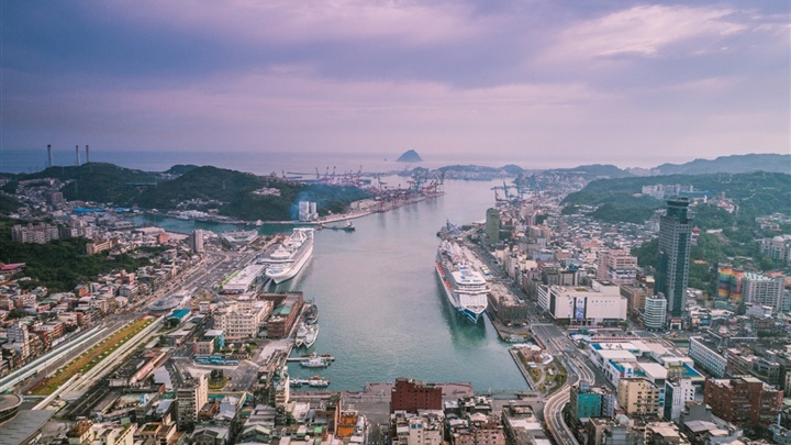 亞太地區蓬勃發展的郵輪市場，讓郵輪成為基隆的日常風景，也促成基隆港市再度走向國際化。（照片提供／Mars空拍攝影）