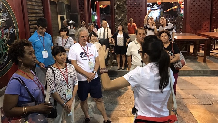 台南市提倡在生活中使用英語，連寺廟都投入雙語籤詩、英語語音導覽等雙語化服務。（照片提供／台南市政府）