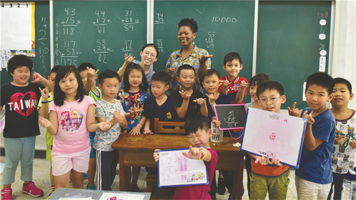 透過雙語教育，學生在生活各方面，英語皆可以通。（照片提供／高雄成功國小）