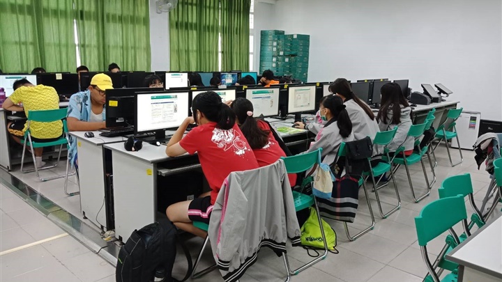 透過數位學習工具教材OLPC，南大附中學生有效提升英語能力。（照片提供／柯菁青）