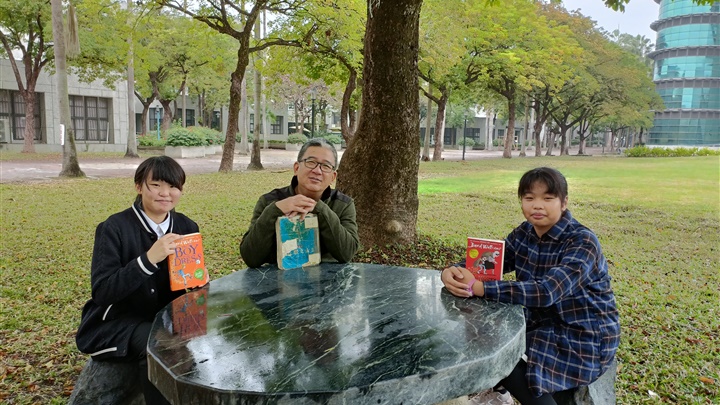 透過父親的用零成本英語教學素材，激發林千祐（左一）從小對英語學習的興趣。（攝影／羅思雅）