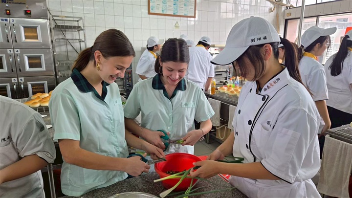 僑泰中學透過外籍交換生制度，讓學生在真實互動與交朋友中自然學習英語。