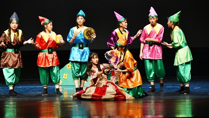 新民雙語國中部讓學生透過話劇展演，將英語從考試科目轉變為可實際運用的溝通工具。