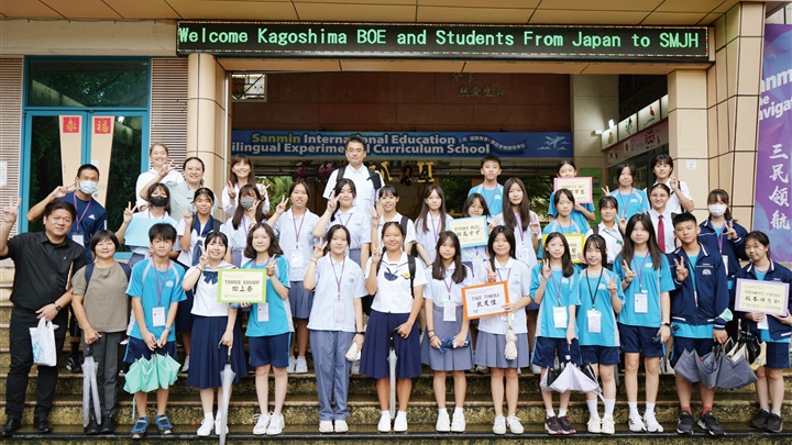 日本鹿兒島BOE學校師生參訪三民國中，學生用流利英語相互交流，溝通無國界。（照片提供／三民國中）