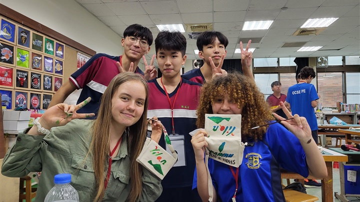 慧燈中學姐妹校英國基督書院芬奇利分校學生入班共學，與校內學生展開文化交流。（照片提供／慧燈中學）