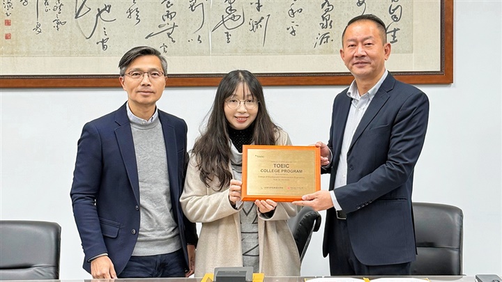 元智電通學院院長陳敦裕（左）、雙語教學推動資源中心主任阮于珊（中）與忠欣公司行銷中心經理黃文仲（右），攜手開啟「TOEIC榮譽學院」合作新篇章。