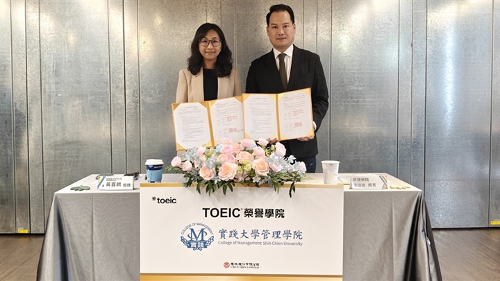 忠欣公司教育事業處協理黃喜麟（左）與實踐大學管理學院院長廖培安（右）共同簽署「TOEIC榮譽學院計畫」合作備忘錄，攜手推動英語教育與國際人才培育。